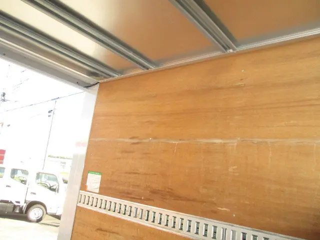 いすゞ エルフ BKG-NHR85AN(2WD)の写真6