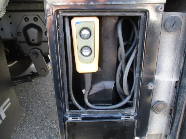 いすゞ エルフ BKG-NHR85AN(2WD)の写真11