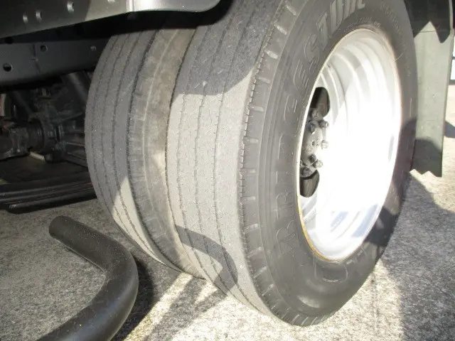 いすゞ エルフ BKG-NHR85AN(2WD)の写真24