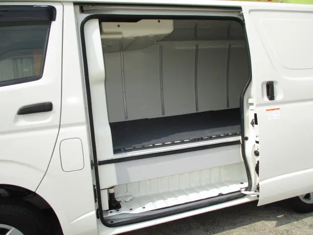 トヨタ ハイエースバン CBF-TRH200V(2WD)の写真5
