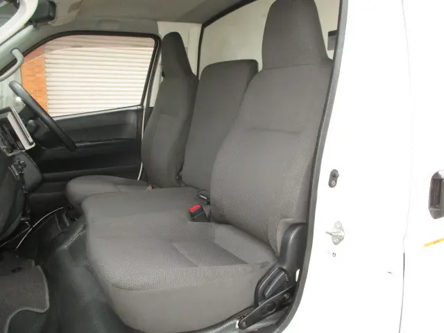 トヨタ ハイエースバン QDF-KDH201V(2WD)の写真10