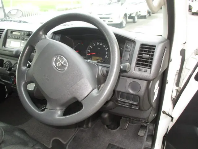 トヨタ ハイエースバン QDF-KDH201V(2WD)の写真11