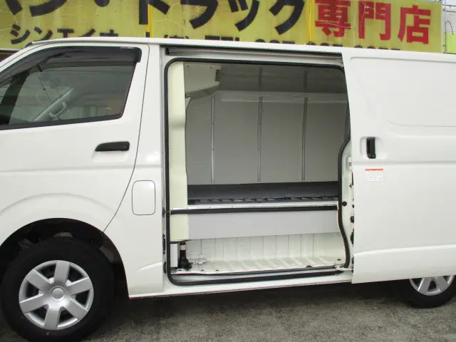 トヨタ ハイエースバン QDF-GDH201V(2WD)の写真5