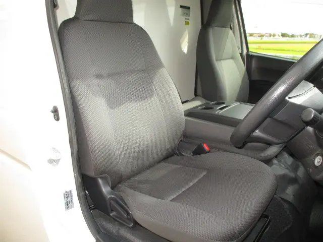 トヨタ ハイエースバン QDF-GDH201V(2WD)の写真13