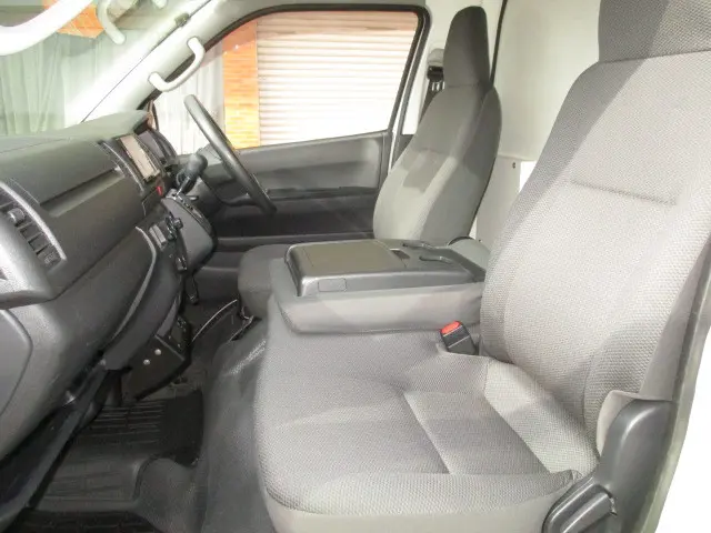 トヨタ ハイエースバン QDF-GDH201V(2WD)の写真14