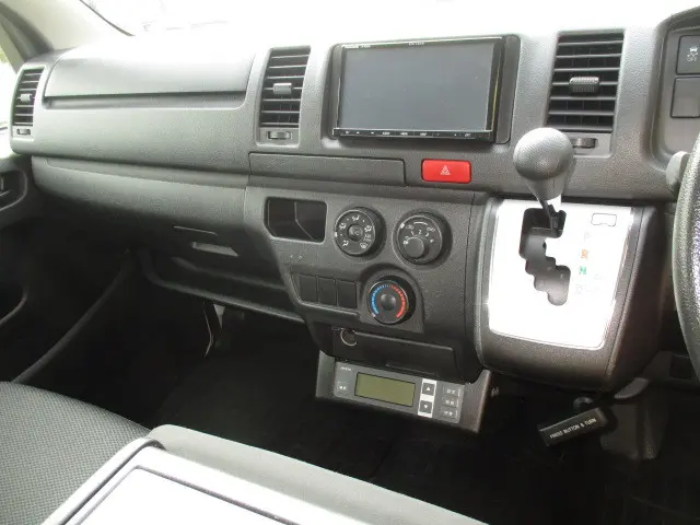 トヨタ ハイエースバン QDF-GDH201V(2WD)の写真16