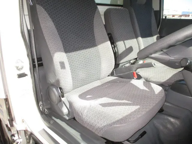 いすゞ エルフ 2RG-NJR88A(2WD)の写真12