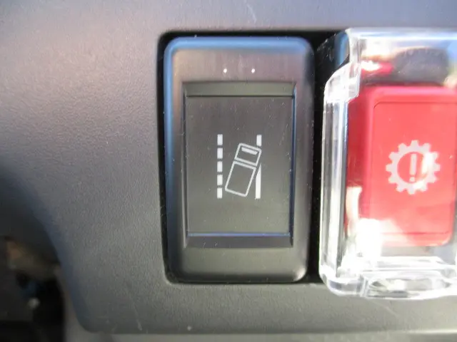 いすゞ エルフ 2RG-NJR88A(2WD)の写真16