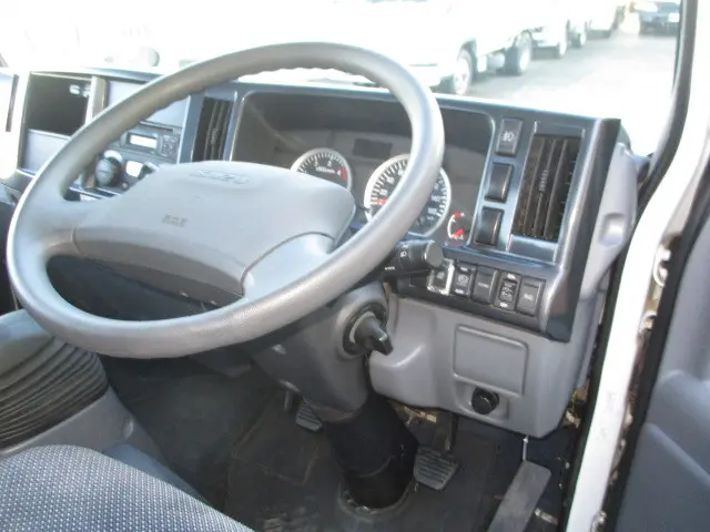 いすゞ エルフ TRG-NKR85A(2WD)の写真15