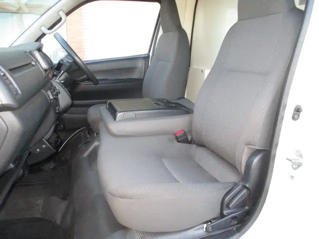 トヨタ ハイエースバン LDF-KDH206V(4WD)の写真12