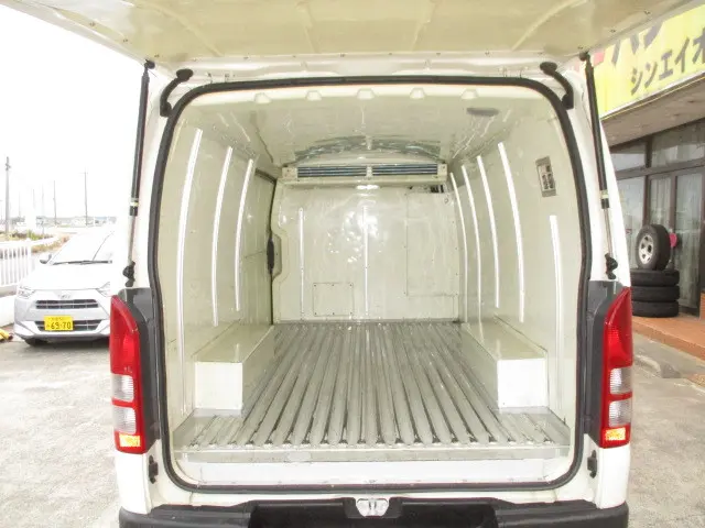 トヨタ ハイエースバン LDF-KDH206V(4WD)の写真3