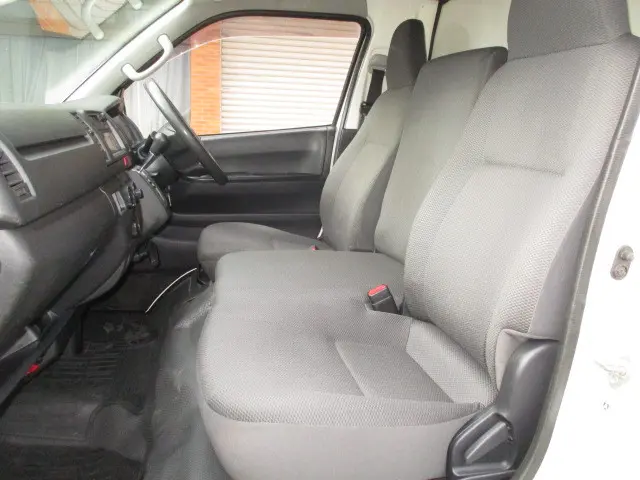 トヨタ ハイエースバン LDF-KDH206V(4WD)の写真12