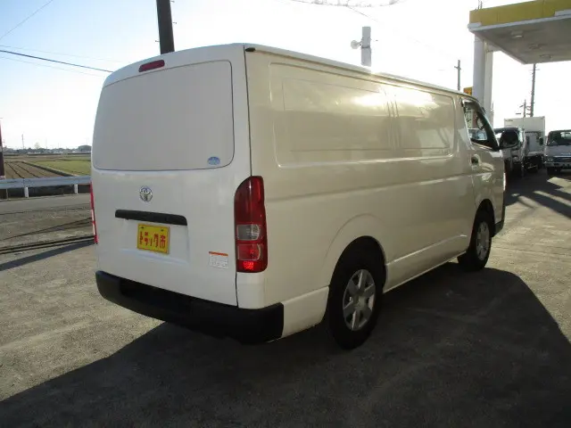 トヨタ ハイエースバン QDF-GDH206V(4WD)の写真2