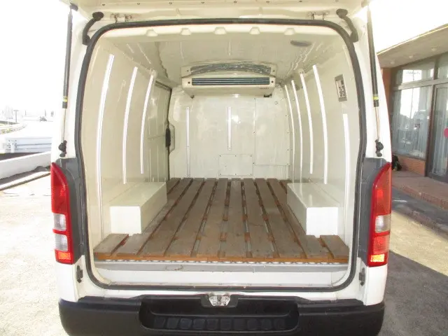 トヨタ ハイエースバン QDF-GDH206V(4WD)の写真3