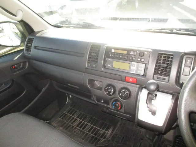トヨタ ハイエースバン QDF-GDH206V(4WD)の写真15