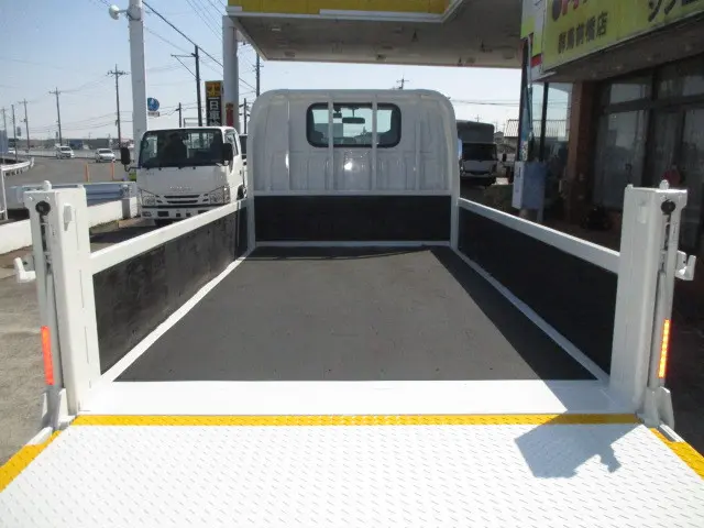 いすゞ エルフ 2RG-NJR88A(2WD)の写真3