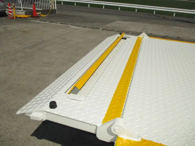 いすゞ エルフ 2RG-NJR88A(2WD)の写真6