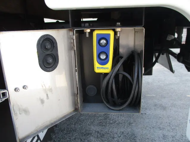 いすゞ エルフ 2RG-NJR88A(2WD)の写真8