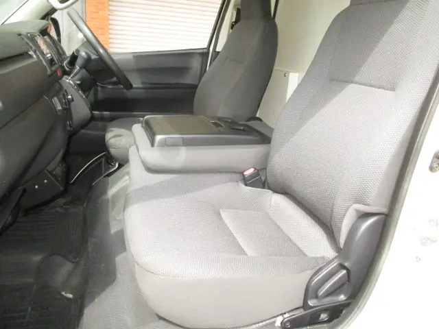 トヨタ ハイエースレジアス QDF-GDH206V(4WD)の写真14