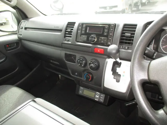 トヨタ ハイエースレジアス QDF-GDH206V(4WD)の写真16