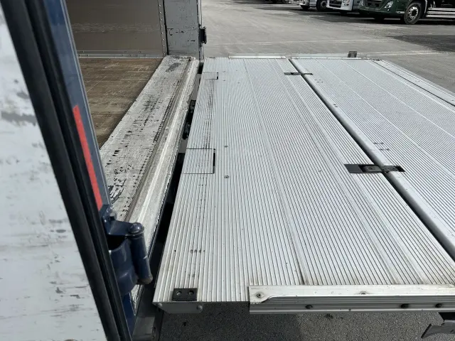 いすゞ ギガ 2PG-CYJ77Cの写真33