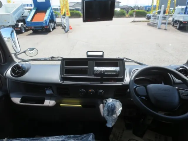 三菱 キャンター 2RG-FBA20(2WD)の写真15