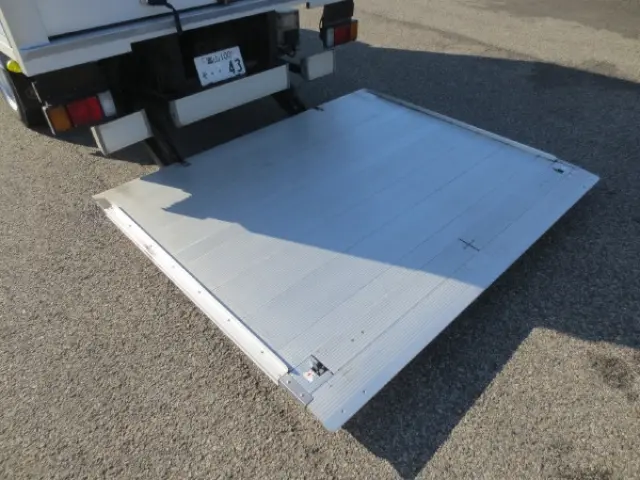 いすゞ エルフ BKG-NPR85AN(2WD)の写真14