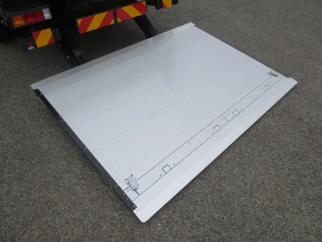 三菱 キャンター 2PG-FEB90(2WD)の写真13