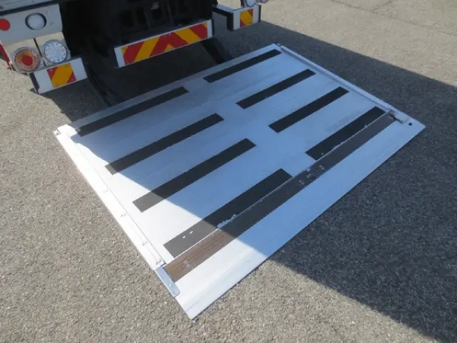 いすゞ フォワード 2RG-FRR90T2(2WD)の写真11