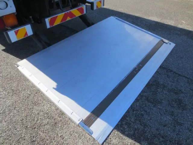 いすゞ フォワード TKG-FRR90S2(2WD)の写真11