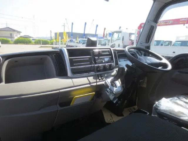三菱 キャンター 2RG-FBA20(2WD)の写真15