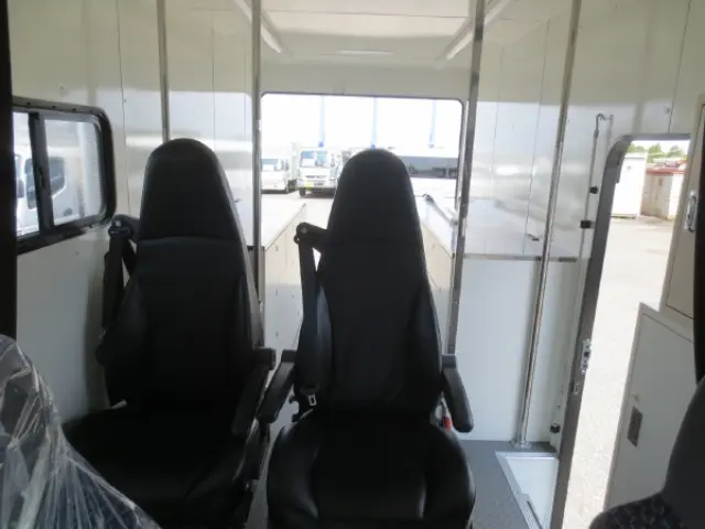 いすゞ エルフ 2RG-NMR88N(2WD)の写真12