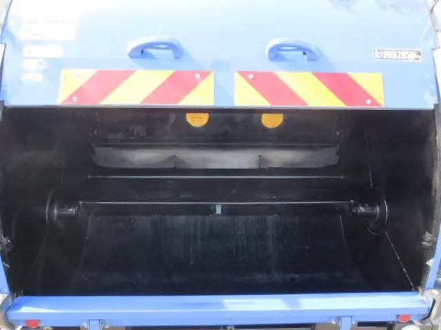 いすゞ エルフ 2PG-NPR88YN(2WD)の写真11