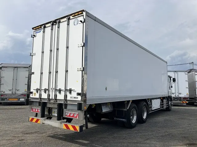 いすゞ ギガ QKG-CYL77B(6x2)の写真4