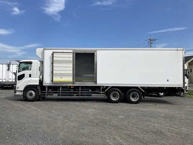 いすゞ ギガ QKG-CYL77B(6x2)の写真7