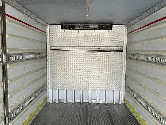 いすゞ ギガ QKG-CYL77B(6x2)の写真9