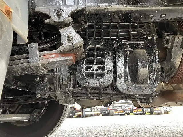 いすゞ ギガ QKG-CYL77B(6x2)の写真15