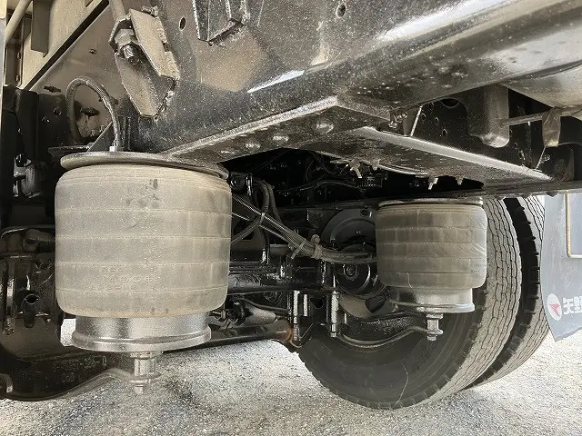 いすゞ ギガ QKG-CYL77B(6x2)の写真16
