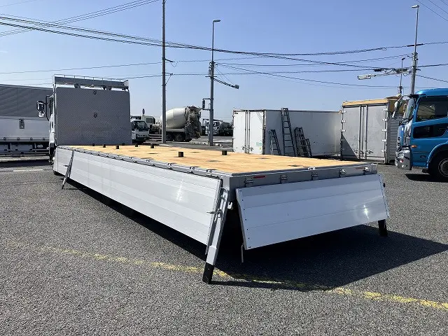 いすゞ ギガ QKG-CYJ77B(8x4)の写真9