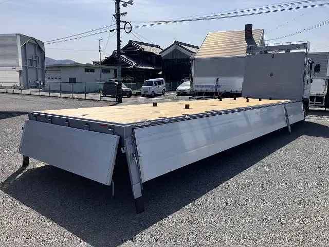 いすゞ ギガ QKG-CYJ77B(8x4)の写真11