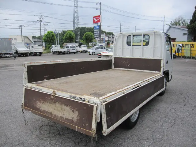 いすゞ エルフ PB-NKR81A(2WD)の写真3