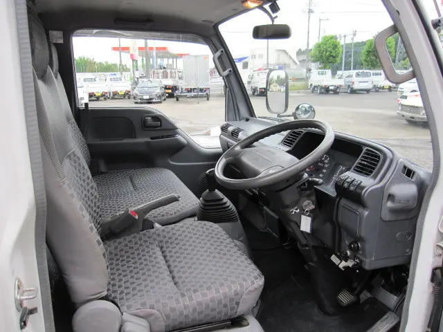 いすゞ エルフ PB-NKR81A(2WD)の写真5