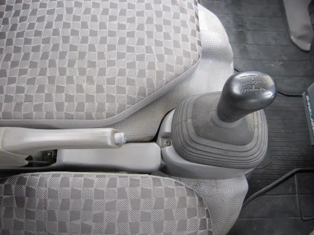 いすゞ エルフ PB-NKR81A(2WD)の写真6