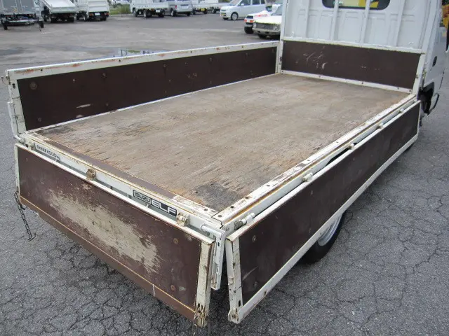 いすゞ エルフ PB-NKR81A(2WD)の写真17