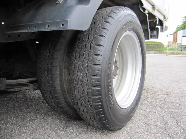 いすゞ エルフ PB-NKR81A(2WD)の写真40