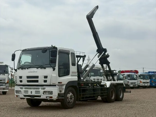 いすゞ ギガ PDG-CYZ77Q8(6x4)の写真1