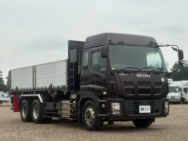 いすゞ ギガ QKG-CYM77AM(6x2)の写真2