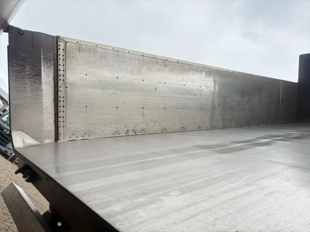 いすゞ ギガ QKG-CYM77AM(6x2)の写真9