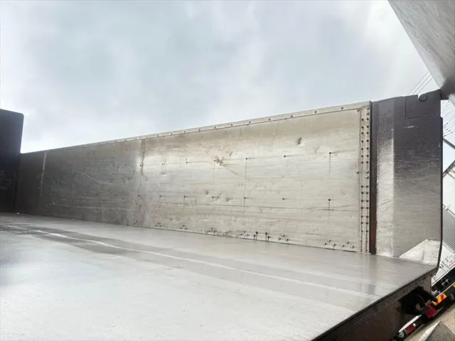 いすゞ ギガ QKG-CYM77AM(6x2)の写真10