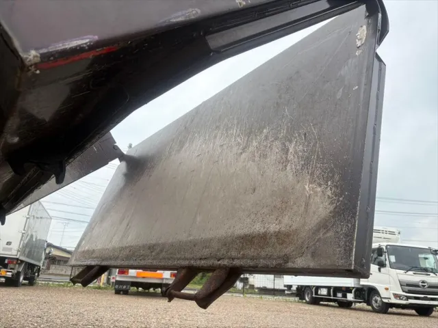 いすゞ ギガ QKG-CYM77AM(6x2)の写真12